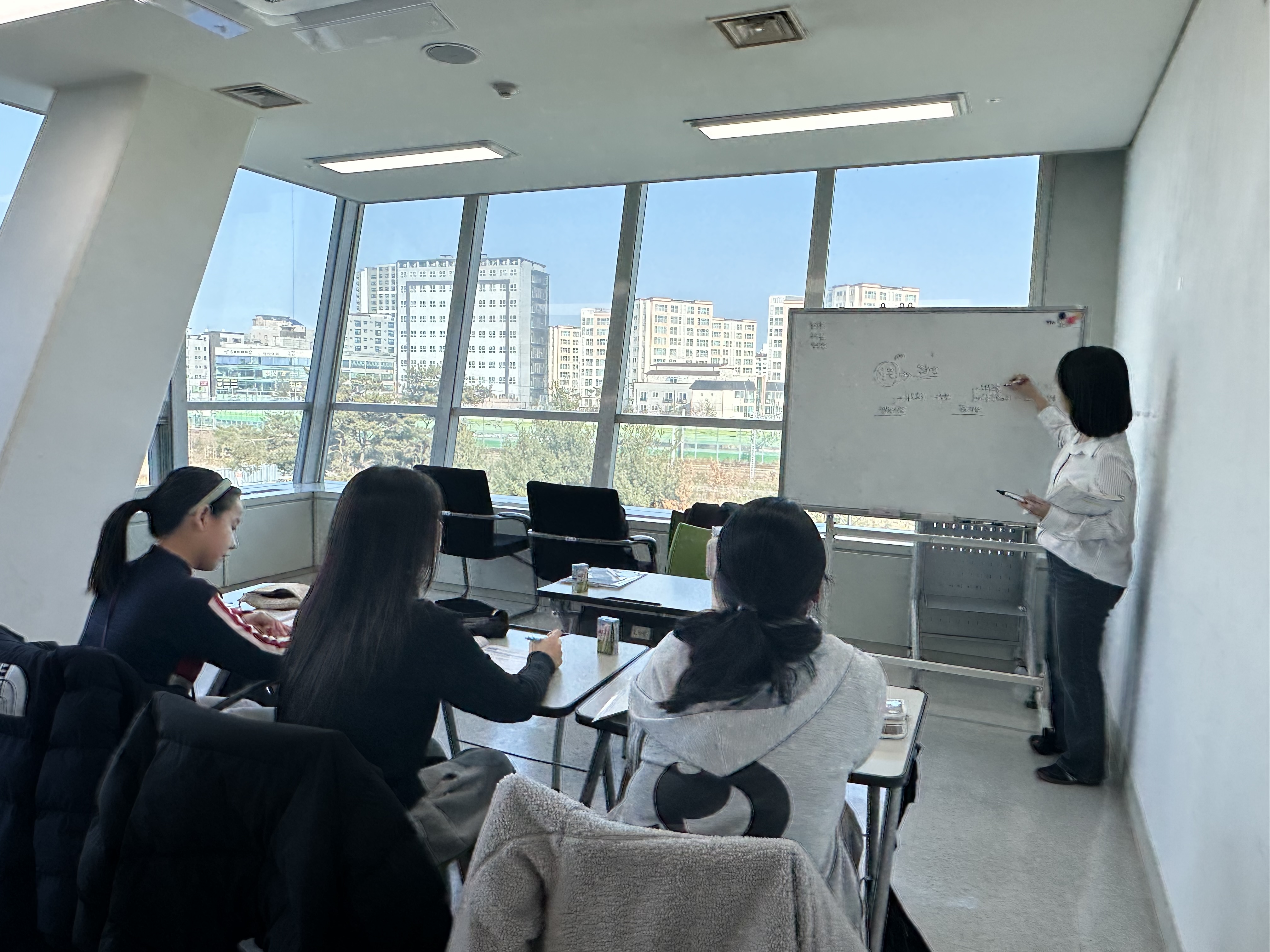 화성시청소년수련관 방과후아카데미, 대학생 멘토링으로 청소년 배움의 깊이를 더하다