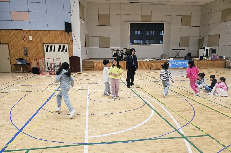 보도사진(청원초에 찾아온 특별한 놀이터).jpg